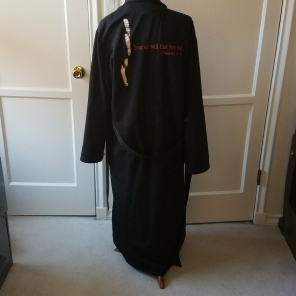 Suite Repose plush black robe from the feature film The Number 23 - Picture 5 of 7